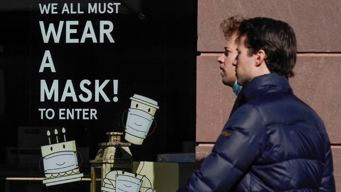 New York ruší rúška vo vnútorných verejných priestoroch.