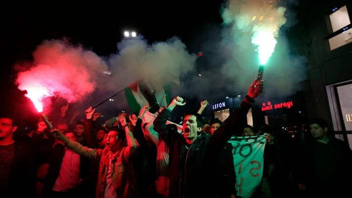 Tisíce protestujúcich v Istanbule pálili americké a izraelské vlajky.
