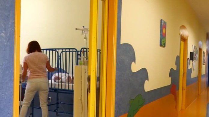 Na snímke malé dieťa v nemocnici.