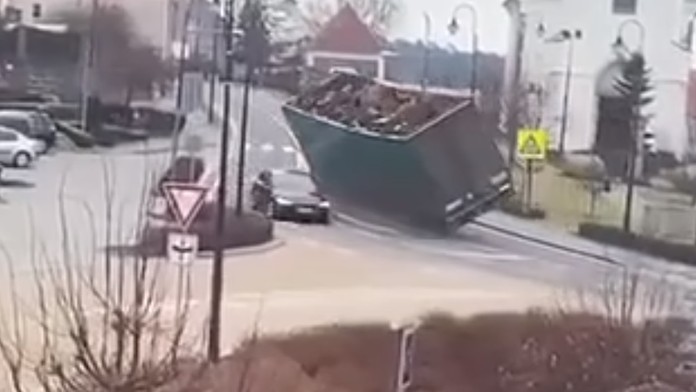 VIDEO: Tesne unikol istej smrti. Muža v českých Belčiciach takmer rozdrvil prevrátený kamión