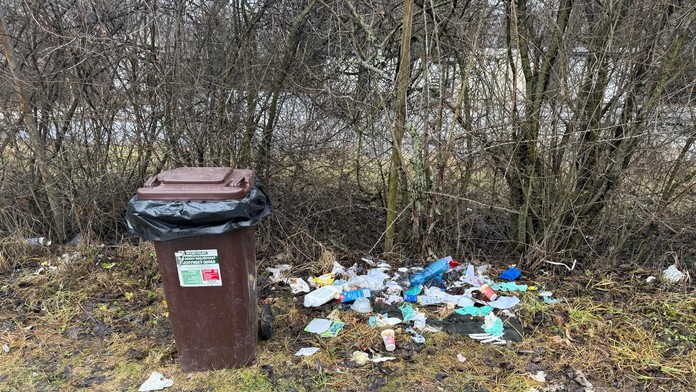 Obec na Hornej Nitre zaplavili výkaly. Spamätajte sa, vyzýva ľudí starosta