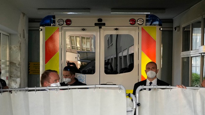 Sanitka, v ktorej priviezli prezidenta Miloša Zemana do nemocnice.