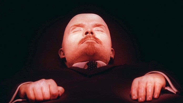 Na archívnej snímke zo 16. apríla 1997 zabalzamované telo Vladimíra Lenina v mauzóleu na Červenom námestí v Moskve.