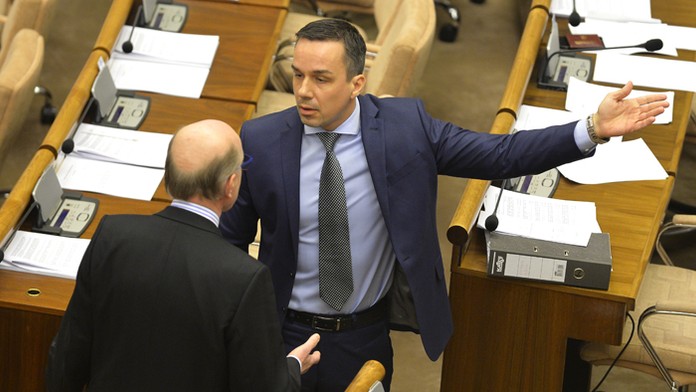 Alojz Baránik (SaS) a Erik Tomáš (SMER-SD) počas hádky.