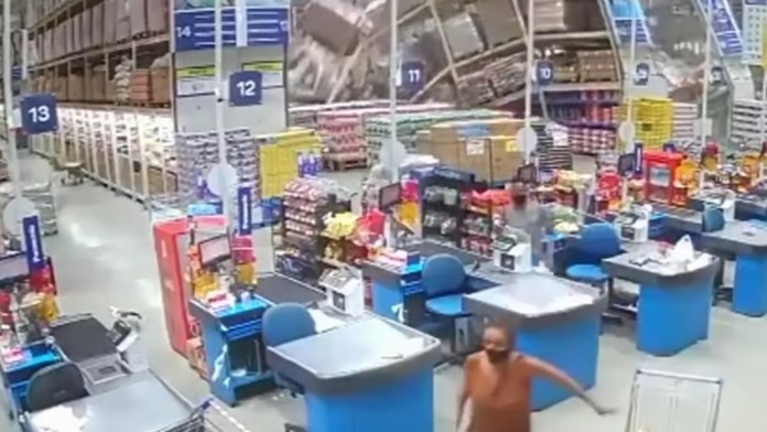 Minister financií Eduard Heger a riaditeľ Inštitútu finančnej politiky Eduard Hagara. 