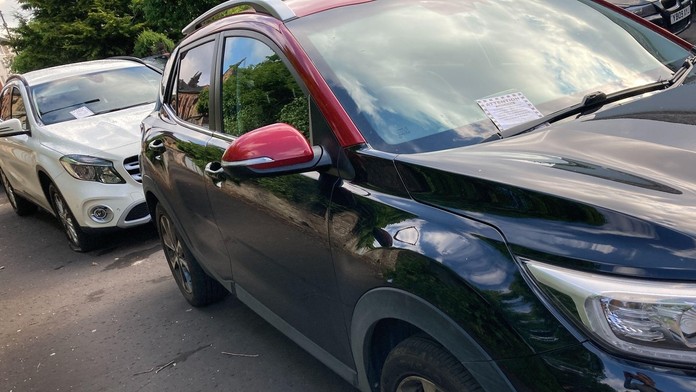 Našli ste si na aute čudné nálepky? V tom prípade buďte pozorní, ľahko môžete prísť o peniaze