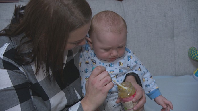 Kým je mama v nútenej karanténe, o vnučku sa stará starká.