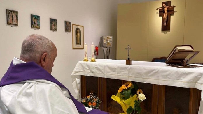 Vatikán po mesiaci zverejnil prvú fotografiu Františka. Pápež posiela veriacim odkaz