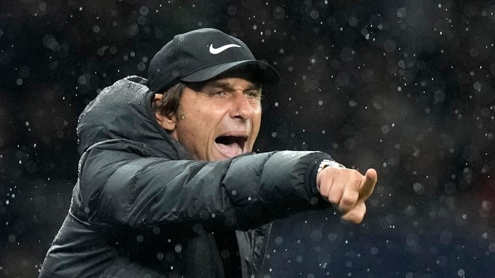 Kritika hráčov ho stála krk. Antonio Conte skončil na lavičke Tottenhamu