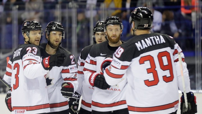 Zľava William Nylander, Patric Hörnqvist a Oliver Ekman-Larsson zo Švédska oslavujú gól proti Nórsku na MS 2019.