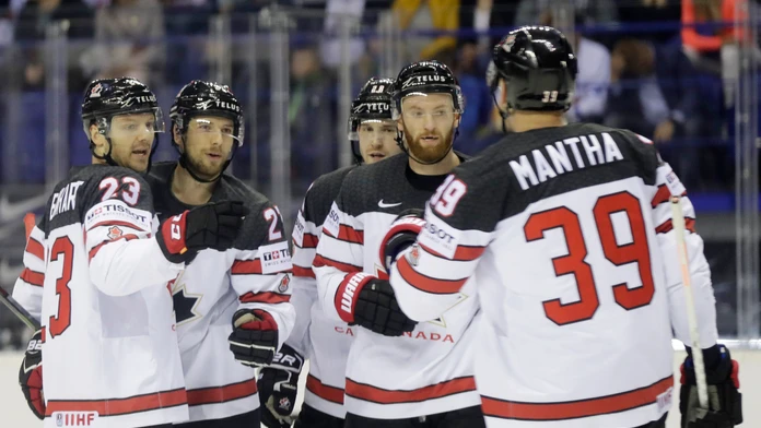 Zľava William Nylander, Patric Hörnqvist a Oliver Ekman-Larsson zo Švédska oslavujú gól proti Nórsku na MS 2019.