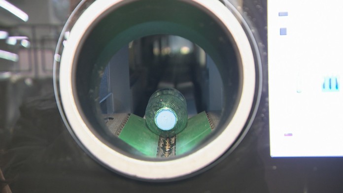 V dedinských obchodoch nie sú zálohové automaty. Ak chcú ľudia vrátiť kúpené fľaše, musia cestovať desiatky kilometrov