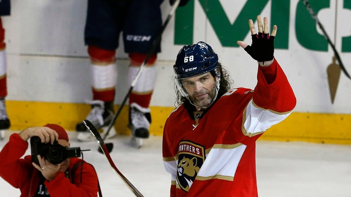 Legenda NHL Jaromír Jágr si užíva uznanie fanúšikov po prekonaní Marka Messiera v historickom bodovaní ligy.