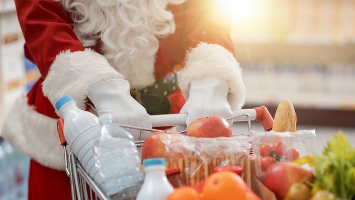 Muž nakupuje potraviny 