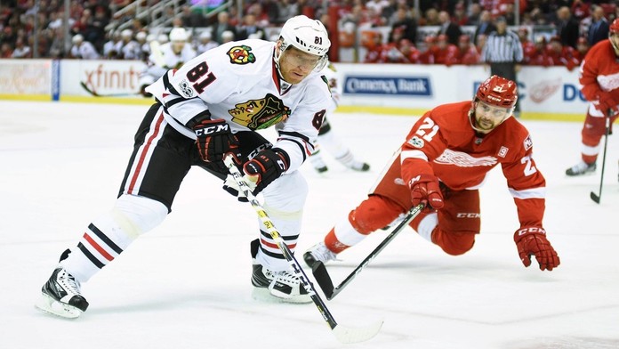 Marián Hossa v súboji o puk s Tomášom Tatarom.