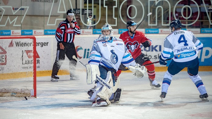 Výletnú loď Viking Sky voľne unášalo more smerom k pevnine, pričom po zlyhaní motorov vyslala núdzový signál.