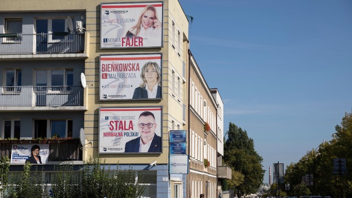 Predvolebné bilbordy na budove v meste Čenstochová na juhu Poľska.