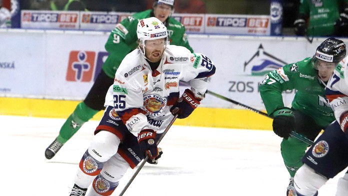 Kyle Olson (Zvolen) korčuľuje s pukom  počas zápasu 13. kola Tipos extraligy HKM Zvolen - HC Nové Zámky