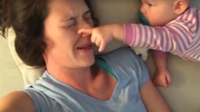 Dievčatko nie je nadšené z toho, že jeho matka chce spať.