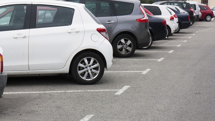 Autá na parkovisku. (ilustračné foto)