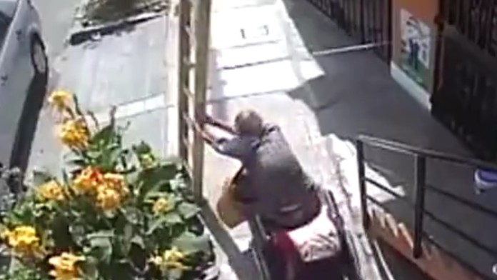 Podporovatelia šiitských milícií vtrhli na veľvyslanectvo USA v Bagdade.