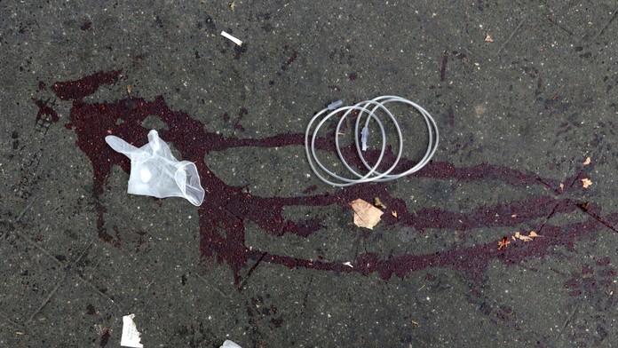 Stopy krvi pred koncertnou sieňou Bataclan v Paríži