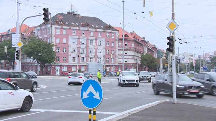 Križovatka na Trnavskom mýte v Bratislave, ktorú riadia dopravní policajti.