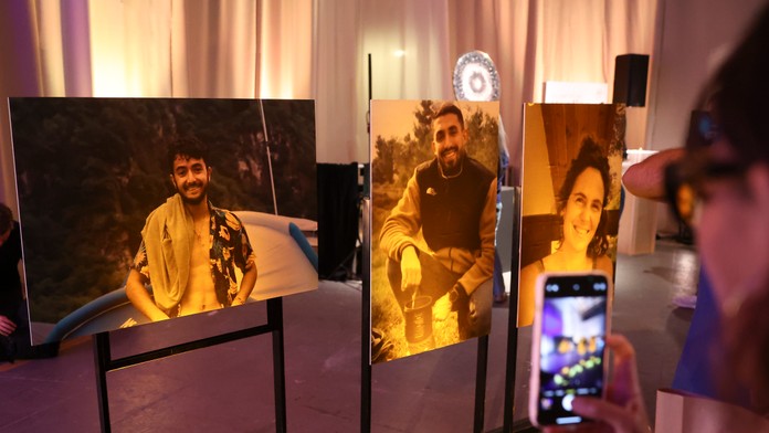 Na archívnej snímke z 1. septembra 2024 ľudia si fotia pamätník v kalifornskom meste Culver City počas spomienky na skupinu izraelských rukojemníkov.