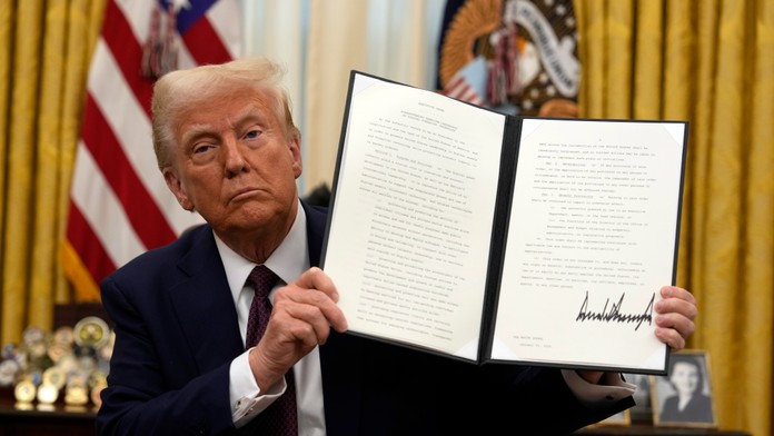 Americký prezident Donald Trump podpísal výkonné nariadenie vzťahujúce sa na kryptomenu v Oválnej pracovni.