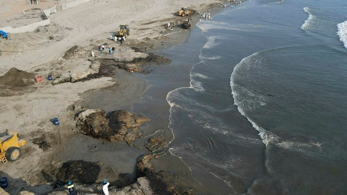 Pracovníci čistia pláž Cavero od ropných látok v peruánskom okrese Ventanilla 17. januára 2022.