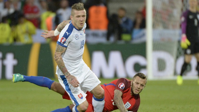 Juraj Kucka (Slovensko) a dole Jack Wilshere.