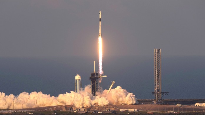 Kozmická loď Crew Dragon úspešne odštartovala svoju misiu na výmenu posádky
