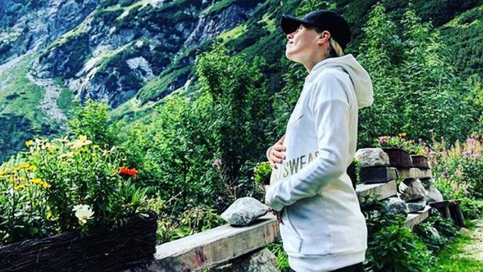 Na archívnej snímke z 15. januára 1997 princezná Diana na mínovom poli v Angole.