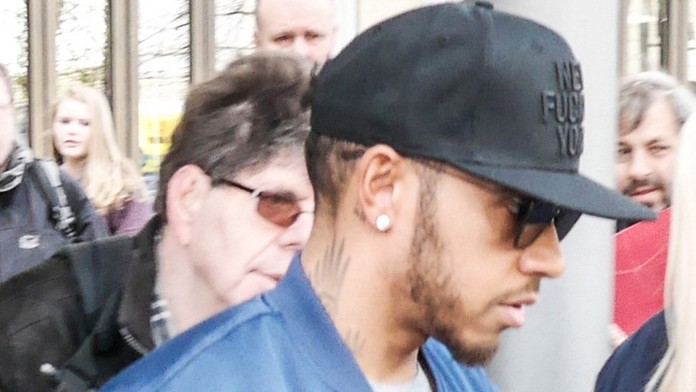 Lewis Hamilton nasadal do auta s českou modelkou.