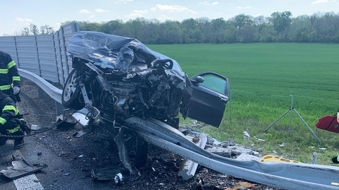 Hrozivo vyzerajúca nehoda na R7: Žena vo veľkej rýchlosti narazila do zvodidiel, skončila v nemocnici