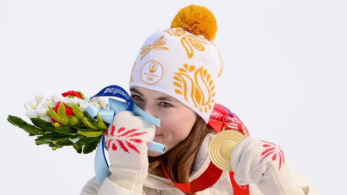 Petra Vlhová pózuje na pódiu so zlatou medailou za slalom na ZOH 2022.