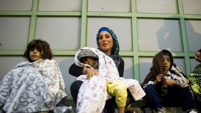 Matka s troma deťmi sa teší, že sa v poriadku dostali až na hranicu Maďarska s Rakúskom.