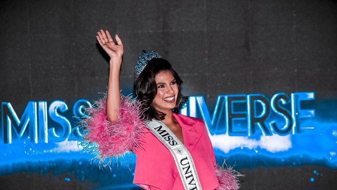 Víťazka Miss Universe upadla do nemilosti. Čelí obvineniu z vlastizrady, domov sa vrátiť nemôže