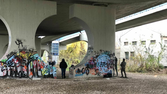 Zľava Morgan Rielly, Pierre Engvall a Justin Holl z Toronta oslavujú gól proti Arizone.