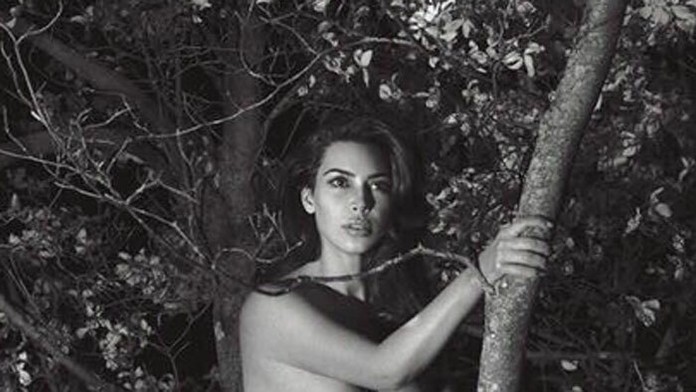 Nahá Kim Kardashian na strome