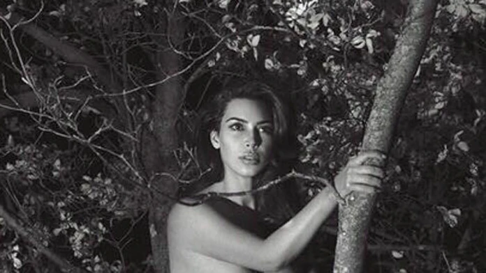 Nahá Kim Kardashian na strome