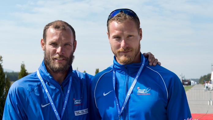Juraj Tarr (vľavo) a Erik Vlček so striebornými medajlami po finále K2 na 500 m počas ME.