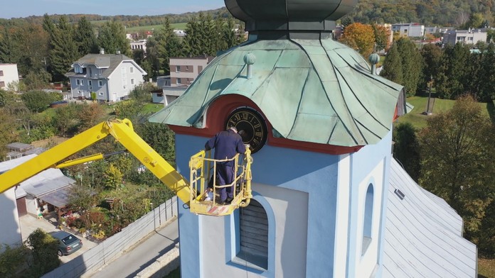 Montáž nových hodín na kostolnej veži.