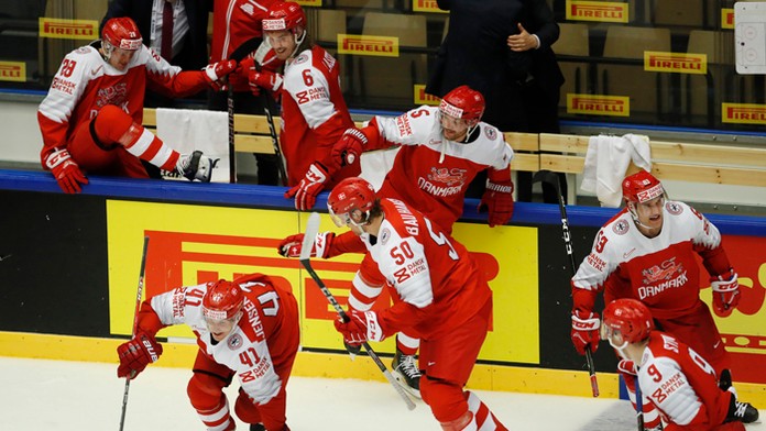 Dánski hráči oslavujú víťazstvo nad Nemeckom.