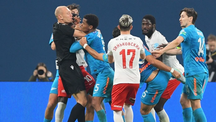 VIDEO: Hromadná futbalová bitka v Rusku priniesla až šesť vylúčení. Zapojený bol aj rozhodca