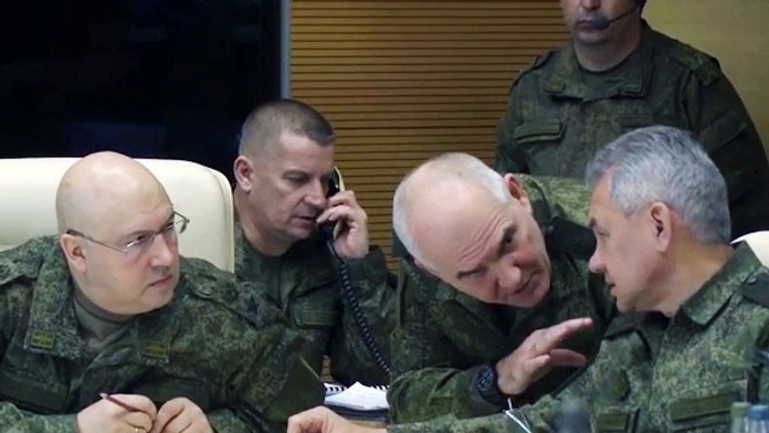 Bitka o Cherson sa nekoná, ruská armáda sa sťahuje za Dneper a ničí za sebou mosty