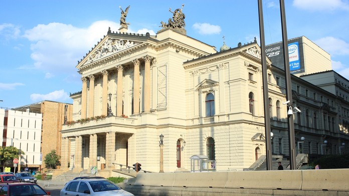 Českom sa prehnala silná búrka s prívalovými dažďami. Vytopilo aj suterén Štátnej opery