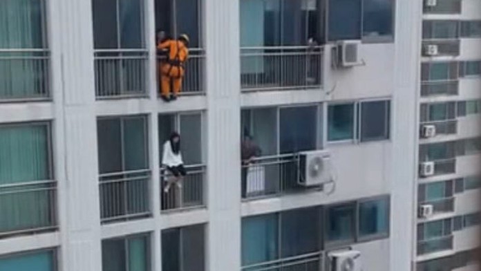 Hasič zachránil mladú ženu pred zoskokom 