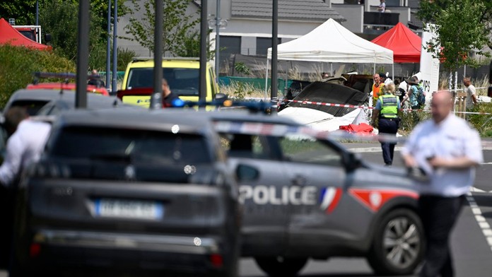 Letecké nešťastie vo Francúzsku: Po páde lietadla v obci Tomblaine zahynulo 11 ľudí