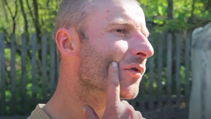 Ukrajinec prežil vlastnú popravu.  Podarilo sa mu dostať z hrobu a vyhľadal pomoc